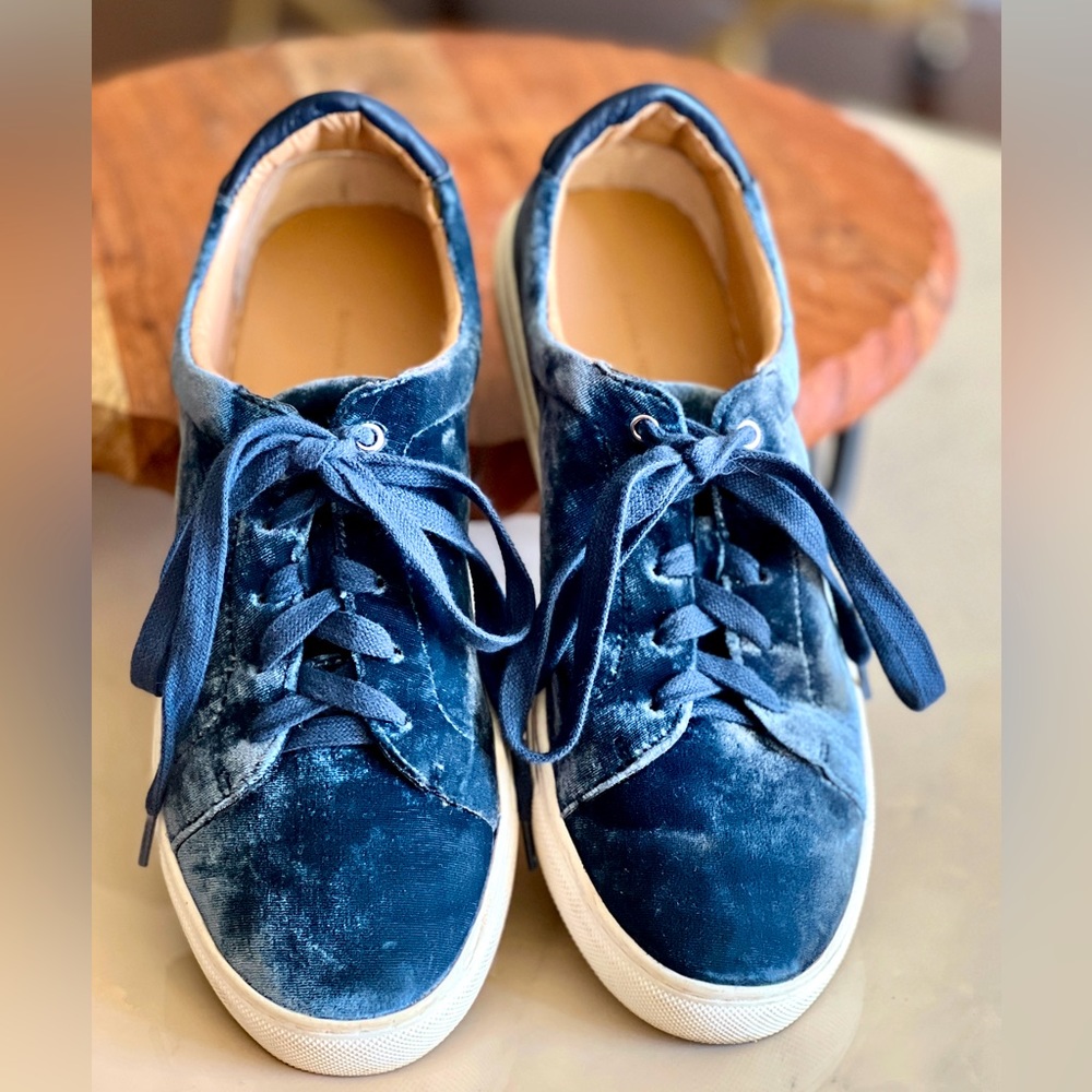 BANANA REPUBLIC NAVY BLUE CRUSHED VELVET SNEAKERS